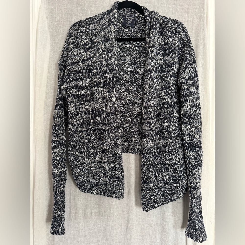 NWOT Abercrombie & Fitch Blue Merle knit sweater w pockets. Size M. Like new.